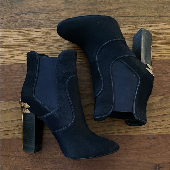 Tory Burch Theodora Navy Heeled Ankle Boots with Gold Dragonfly detail Size 7.5 - Picture 2 of 9